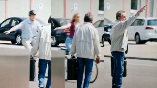 Oude tijden herleven als Duitse opa een aantal fietsers hun hand ziet uitsteken