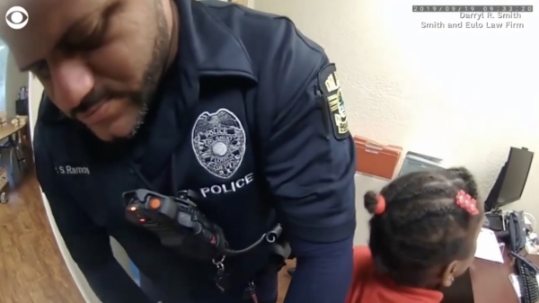 Bizar: 6-jarig meisje wordt gearresteerd en in de boeien geslagen op haar school in Orlando
