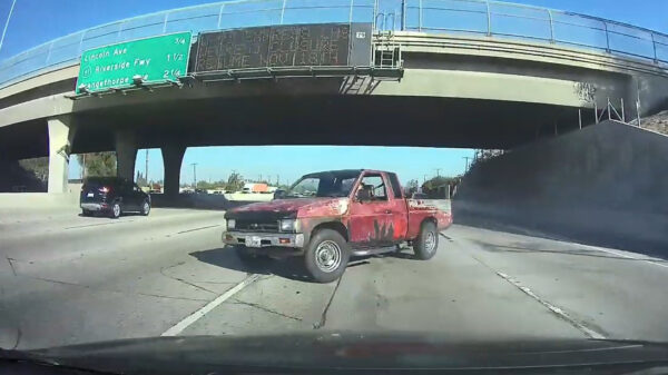 Automobilist moet een malloot die zijn pickup-truck plotseling keert zien te ontwijken