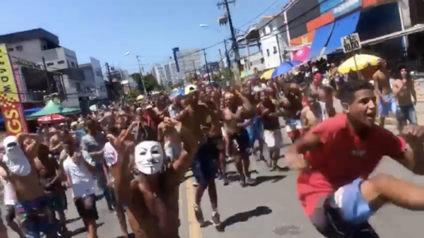 Het altijd vrolijke carnaval in Brazilië wordt geteisterd door een groep straatschoffies