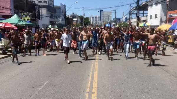 Het altijd vrolijke carnaval in Brazilië wordt geteisterd door een groep straatschoffies