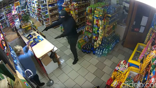 Dappere winkeleigenaresse met dweil weet gewapende overvaller weg te jagen