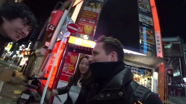 Streamer ziet vrouw die wordt lastiggevallen door griezel en besluit haar te helpen