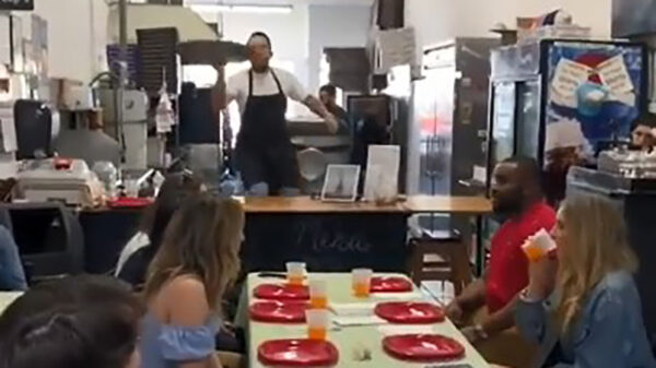 Wie heeft er een grote pizza pepperoni besteld?