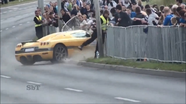 Poolse stuntpiloot rijdt met zijn Koenigsegg CCR het publiek in en verwondt 19 toeschouwers
