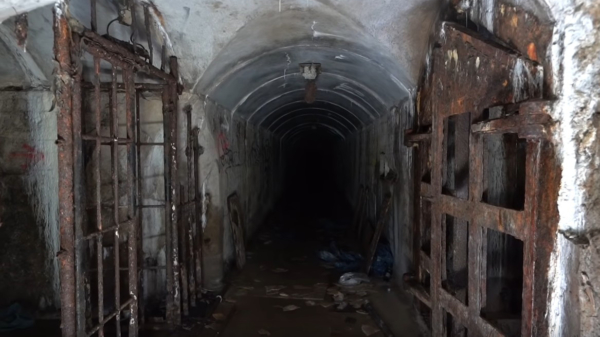 Nederlandse Urban Explorers nemen een kijkje in een ondergelopen Duitse WWII-bunker