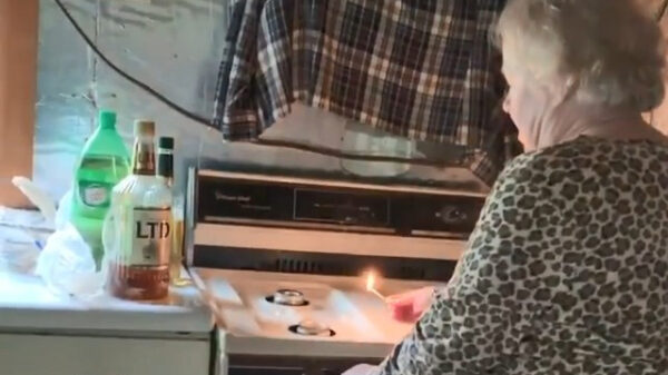 Oma steekt het fornuis wel even aan