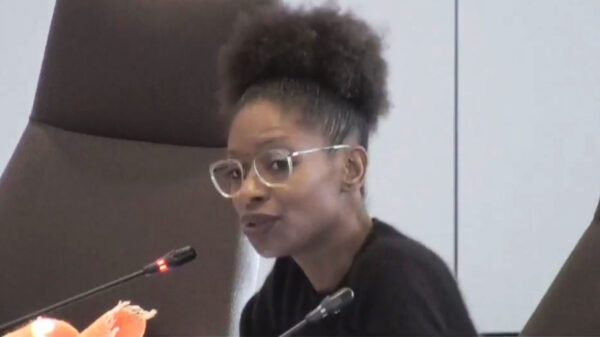 Stotterende Sylvana Simons heeft geen antwoord op simpele vraag en gaat af als een gieter