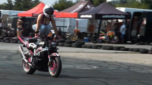 Vrouwelijke stuntpiloot hengelt de faceplant van de week-award binnen