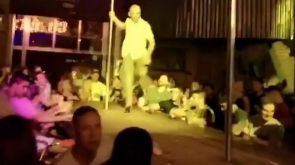 Bezopen vent denkt dat hij ook kan paaldansen