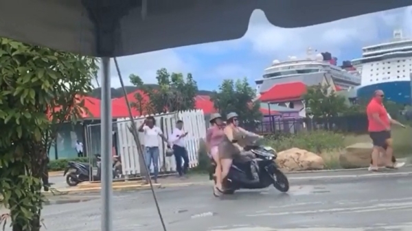 Dolle Mina's hebben een kort maar wild ritje op de scooter