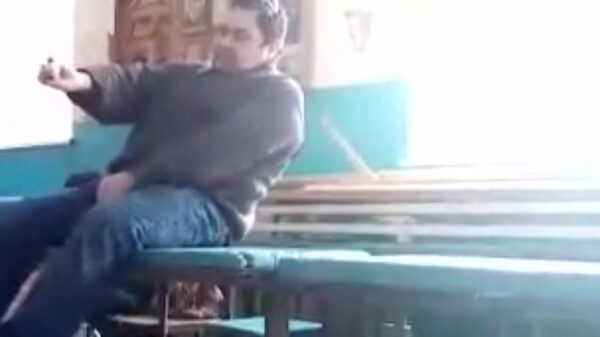 Deze leraar lust zo te zien best graag een borreltje