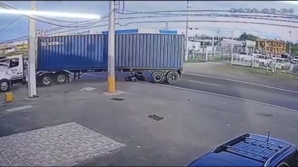 Motorrijder kan schone onderbroek halen na bizarre close call met vrachtwagen