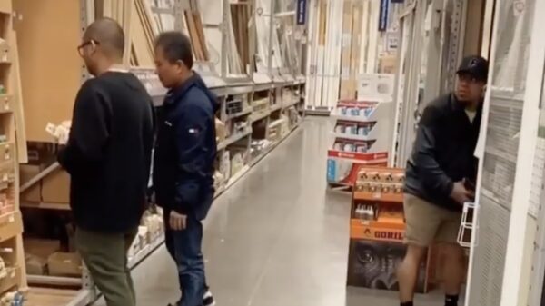 In de bouwmarkt komt van alles uit de lucht zetten