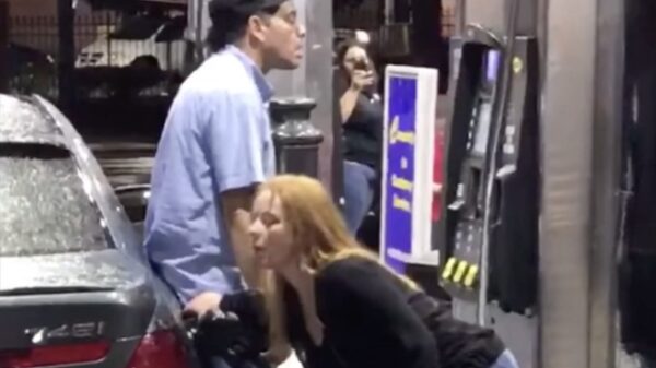 Tegenwoordig kunnen zombies ook gewoon zelf hun auto vol tanken