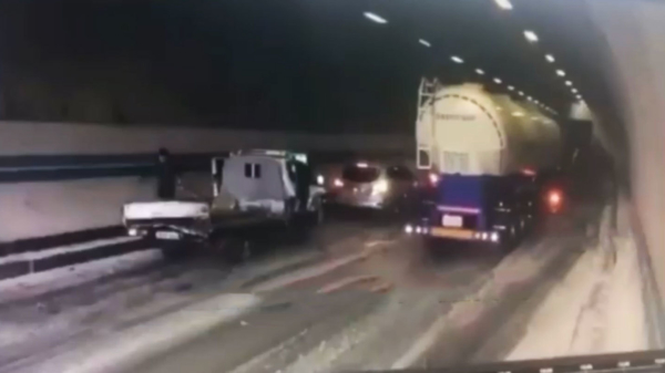 File in Zuid-Koreaanse tunnel zorgt voor een gigantische kettingbotsing