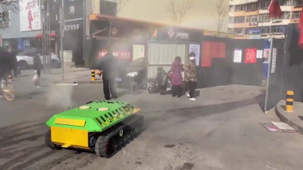 In China worden mini-tanks ingezet om complete wijken te desinfecteren