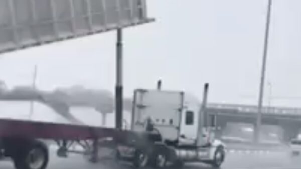 Vrachtwagenchauffeur jankt op hoge snelheid tegen een brug aan