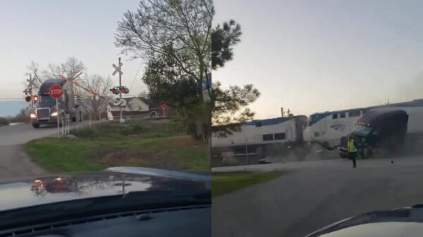 Aanstormende trein knalt dwars door vrachtwagen die vaststaat op de rails