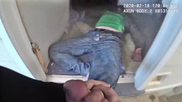 Politieheld weet man uit zijn brandende huis te redden