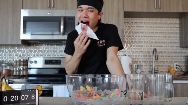 Wedstrijdeter Matt Stonie probeert tot bloedens toe een schaal met zure snoepjes te finishen