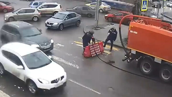 Ook een kapotte putdeksel wordt in Rusland op geheel eigen wijze "gemaakt"