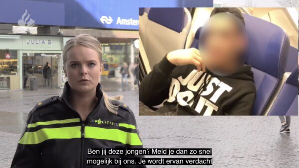 Vrouw filmt viespeuk die tegenover haar in de trein zit en met zijn Jaap Stam speelt