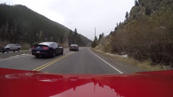 Idioot in Volkswagen blokkeert aanstormende Mustang op allerlompste manier