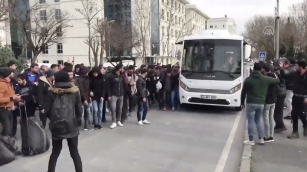 Honderden Syrische vluchtelingen bestormen bus in Istanboel om richting de grens te gaan
