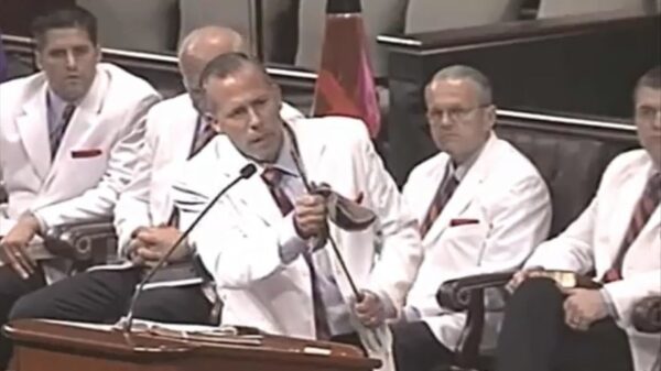 Predikant Jack Schaap demonstreert hoe je je 'schacht' moet polijsten