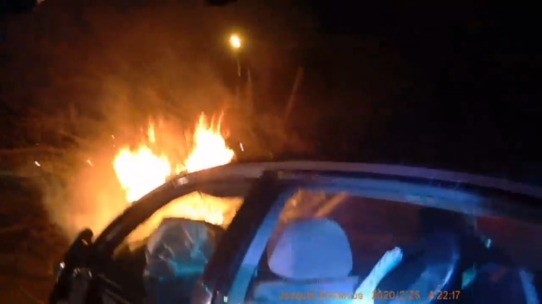 Bodycam laat zien hoe agenten een vrouw uit een brandende auto trekken