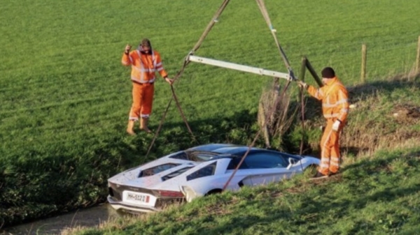 Zonde. Weer is een Lamborghini slachtoffer geworden van zinloos trouwstoet-geweld