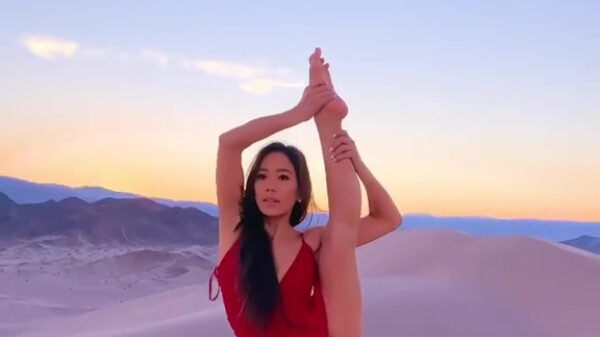 Lenige dame gaat nogal elegant de berg af