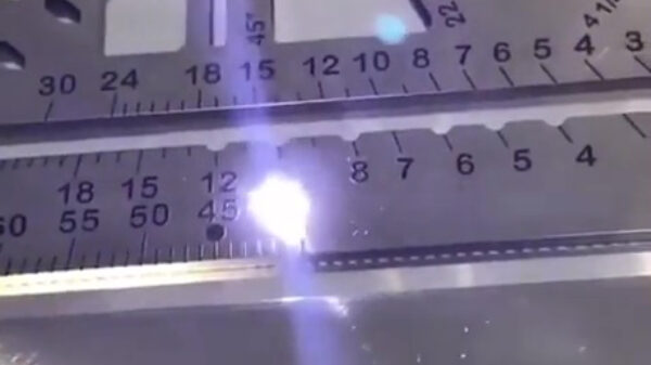 Het geluid van een graveerlaser klinkt als een op hol geslagen Commodore 64