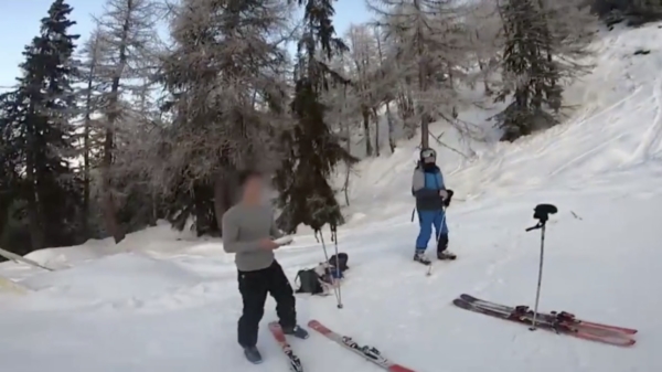 Skiër heeft een godsgruwelijke hekel aan drones en mept vliegend speeltje uit de lucht