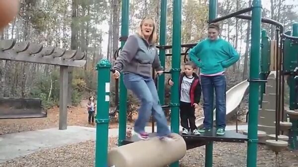 Moedertjelief mist een paar voortanden na bezoek aan speeltuin