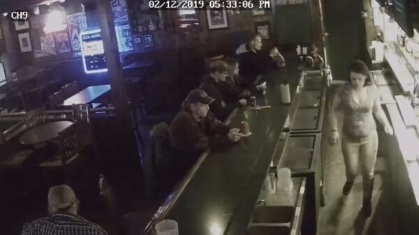 Barvrouw gaat knock-out na overdosis, klanten genieten rustig van hun drankje