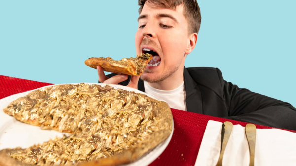 YouTuber MrBeast en zijn vriendjes schuiven even een gouden pizza van $70.000 naar binnen