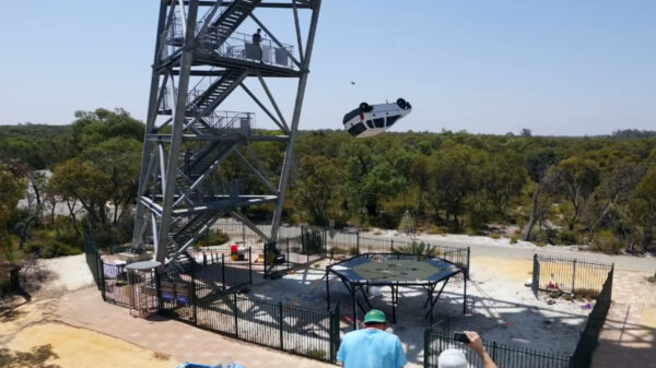 Doe eens gek, pleur eens een auto vanaf 44 meter hoogte op een trampoline