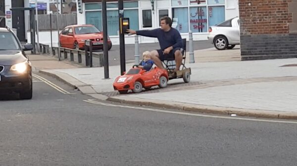 Man maakt het beste van 'papadag' en laat zich terugrijden vanuit het cafe
