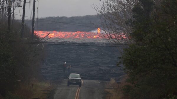 Lavarivier des doods beweegt zo snel dat het er surrealistisch uitziet!