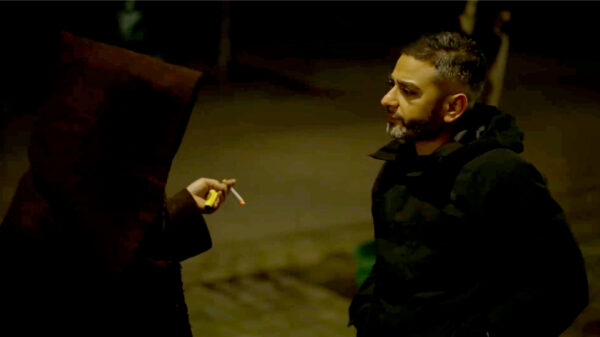 Vrouw van lichte zeden heeft extragratis verrassing voor klanten die zonder rubber willen