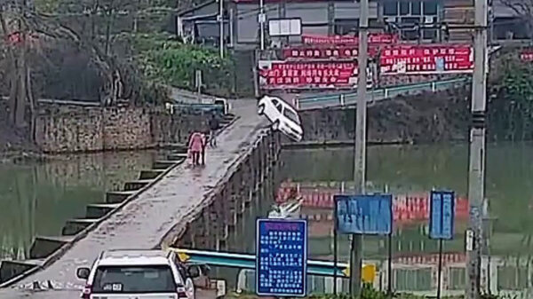 Man rijdt 10 minuten na halen van rijbewijs de Chinese plomp in