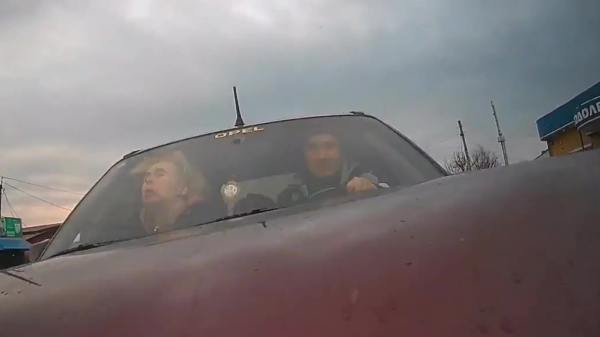 Blonde dame demonstreert tijdens kopstaartbotsing het nut van de autogordel