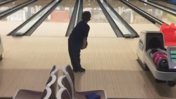 Koter showt zijn skills op de bowlingbaan