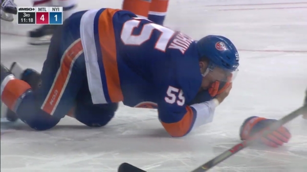 IJshockeyer Johnny Boychuk opgelapt met 90 hechtingen nadat 'ie een schaats in zijn gezicht krijgt