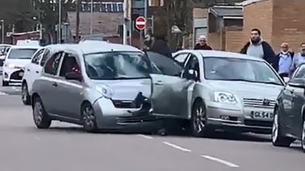 Volslagen idioot rijdt op een man in en ramt zijn autodeur compleet naar de getver