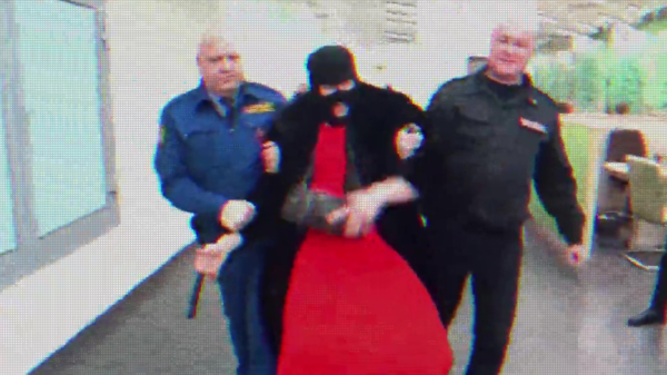 Russische mafklapper in een jurk heeft de tijd van zijn leven als 'ie door de security wordt afgevoerd