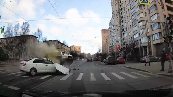 Russische automobilist wacht rustig af om precies op het juiste moment in te voegen