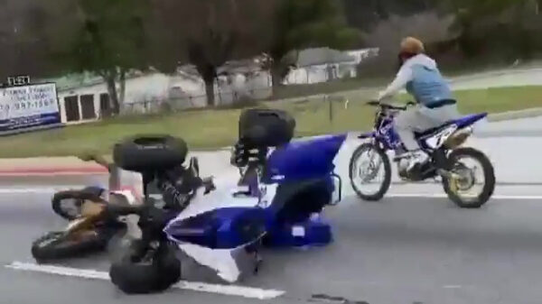 Stuntbinkie faalt keihard tijdens wheelie